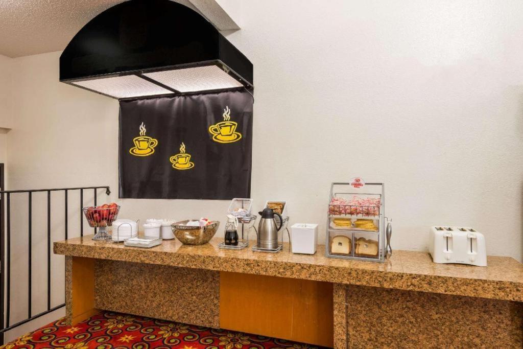 Quality Inn & Suites Earth City Dış mekan fotoğraf