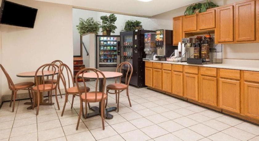 Quality Inn & Suites Earth City Dış mekan fotoğraf