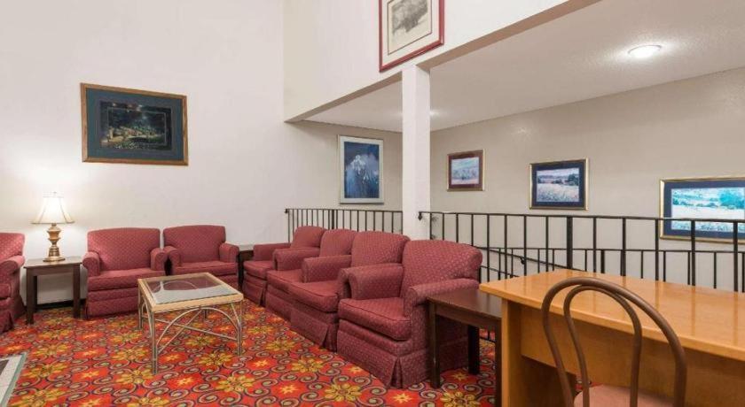 Quality Inn & Suites Earth City Dış mekan fotoğraf
